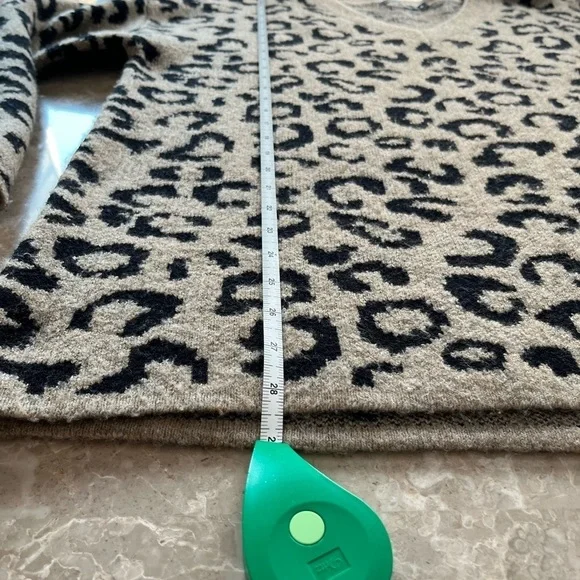 Lyla & Luke leopard print oversize v neck long sleeve sweater size medium - Picture 8 of 11